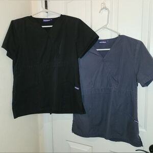Sivvan lot of 2 women's scrub tops *499.01